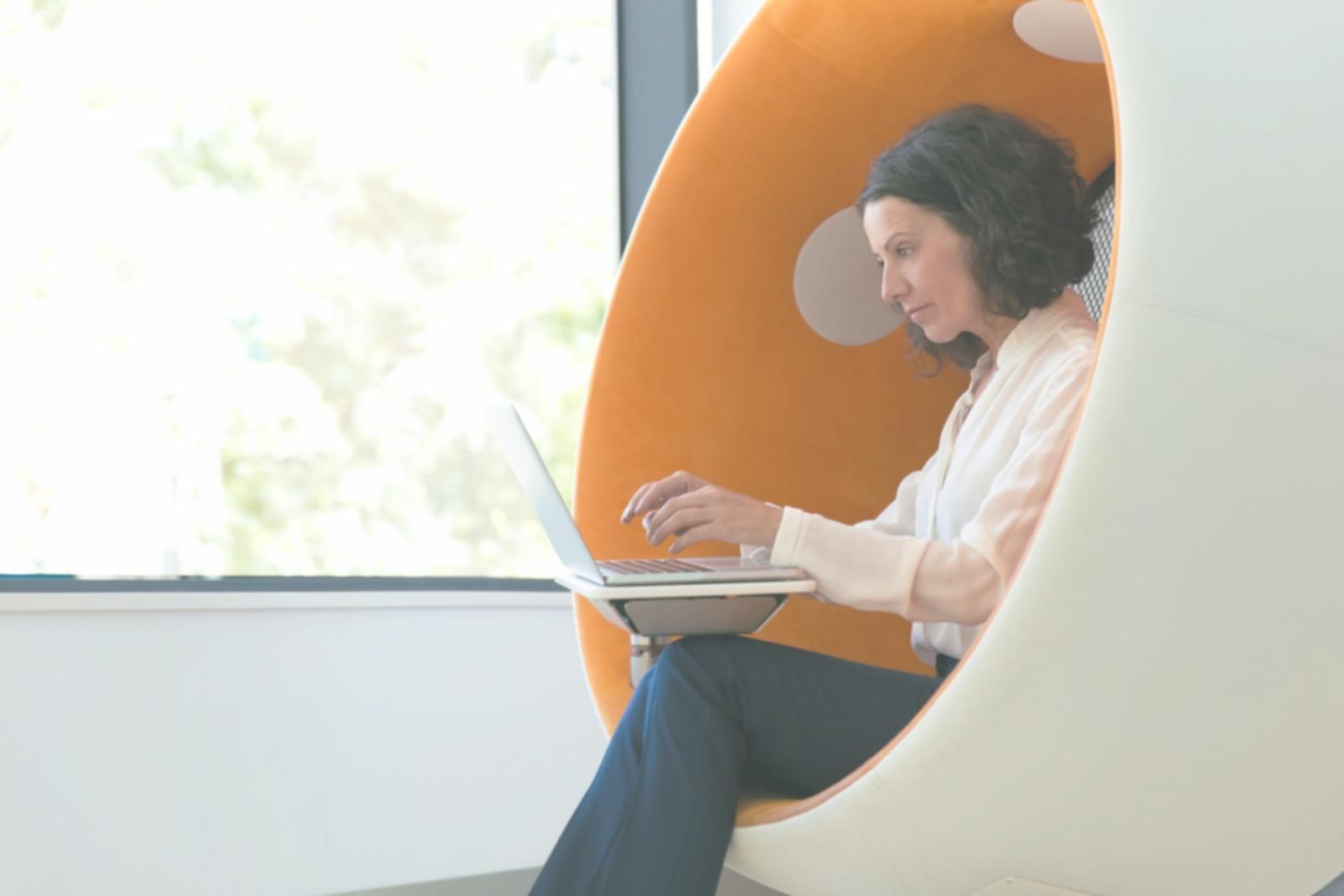 Session de formation en communication financière avec participants analysant des tableaux de bord