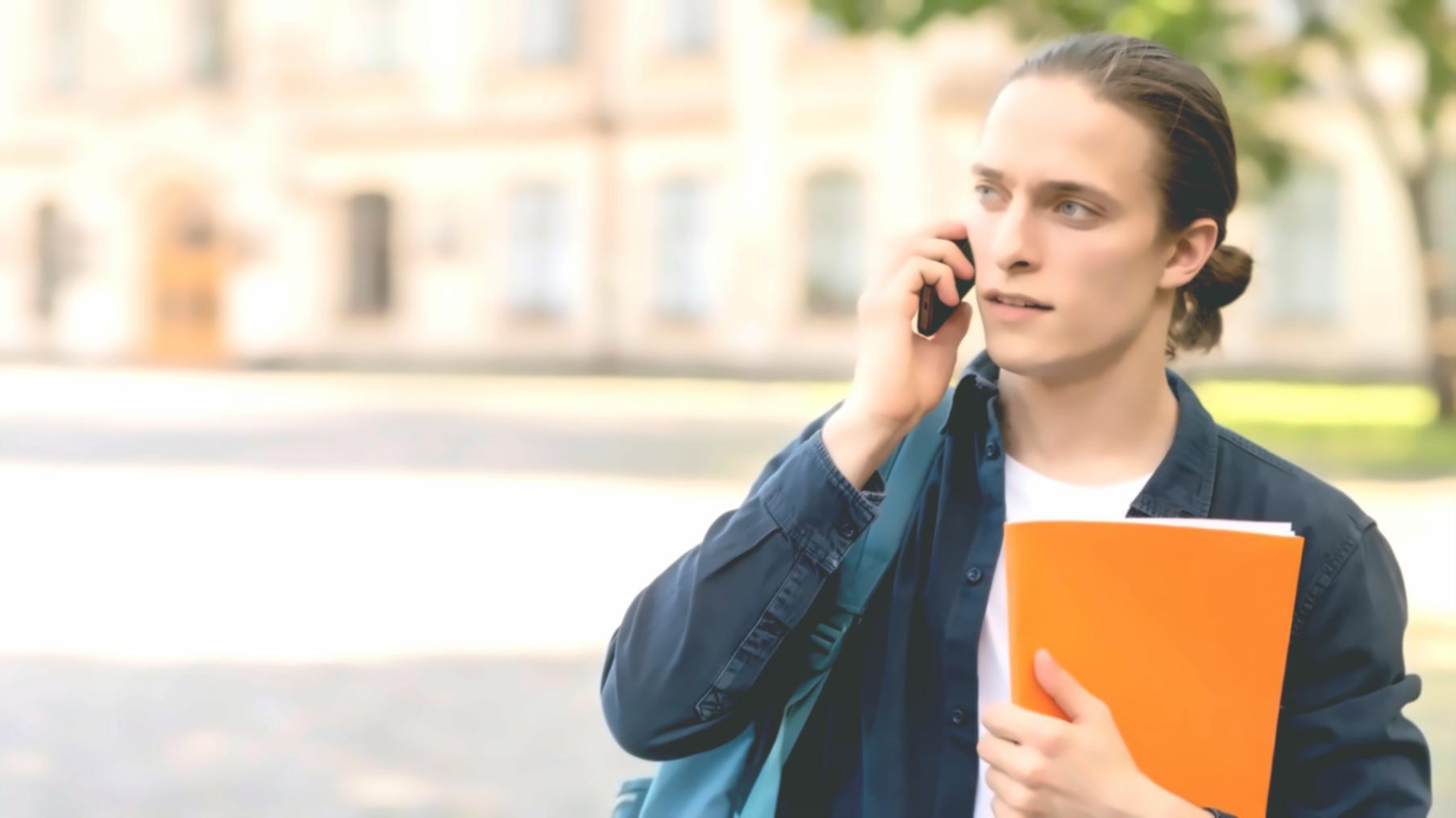 Équipe financière présentant des résultats lors d'une réunion stratégique